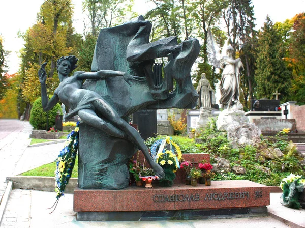 Tumbstone (escultura) a Stanislav Lyudkevich en el cementerio de Lychakiv en Lviv, Ucrania — Foto de Stock