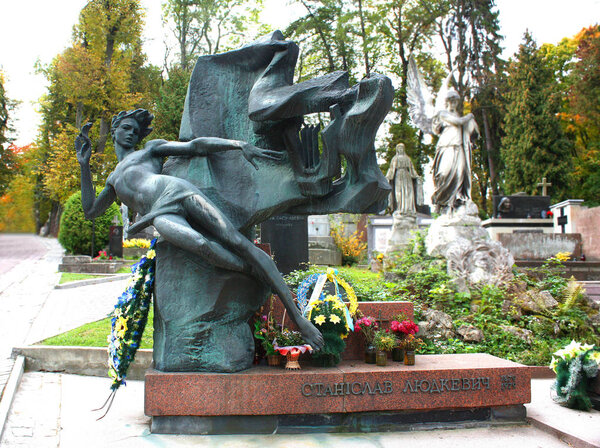 Памятник Станиславу Людкевичу на Лычаковском кладбище во Львове, Украина
