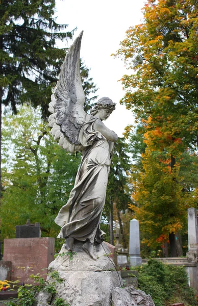 Ancienne pierre tombale (sculpture) au cimetière Lychakiv à Lviv, Ukraine — Photo