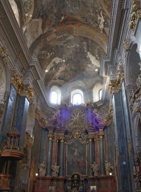 İç Cizvit Kilisesi St. Peter ve Paul kağıttan kuşlar Lviv, Ukrayna ile