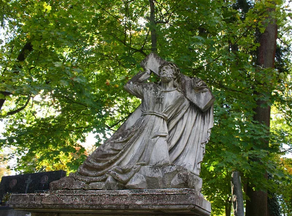 Antigua lápida (escultura) en el cementerio de Lychakiv en Lviv, Ucrania — Foto de Stock