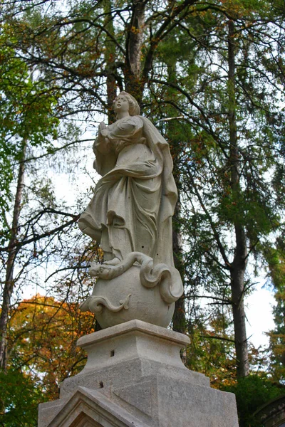 Antika tombstone (skulptur) på Lychakiv Cemetery i Lviv, Ukraina — Stockfoto