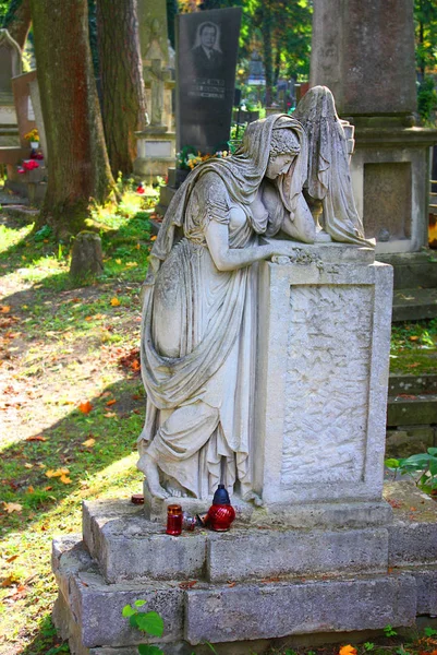 Starobylé náhrobní kámen (plastika) na Lychakiv Cemetery v Lvově, Ukrajina — Stock fotografie