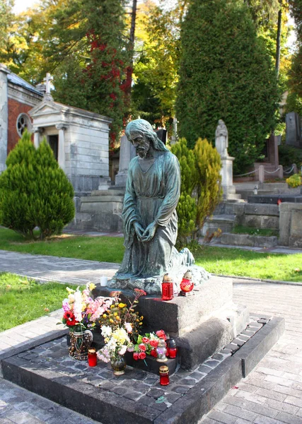 Древний надгробие (скульптура) на Лычаковском кладбище во Львове, Украина — стоковое фото