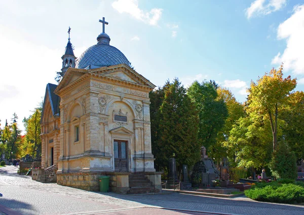 Antigua necrópolis en el cementerio de Lychakiv en Lviv, Ucrania — Foto de Stock