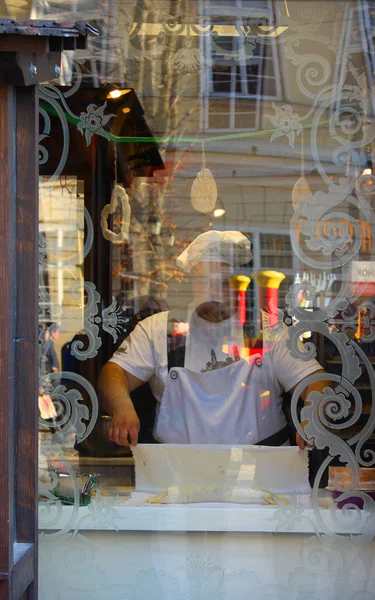 Lviv - 15. oktober 2015. das Schaufenster und der Herd des Cafés lviv plyski in lviv, Ukraine — Stockfoto
