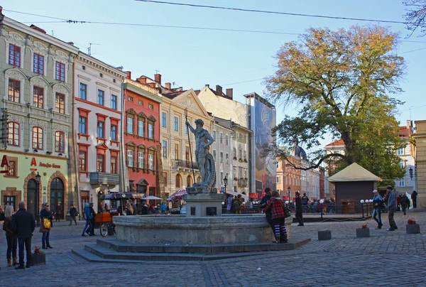 Lvov – 15. října 2015. Památník na Neptunu ve Lvově na tržním náměstí, Ukrajina — Stock fotografie