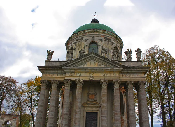 La iglesia-tumba Rzhevusskih cerca del castillo Podgoreckij, Ucrania — Foto de Stock