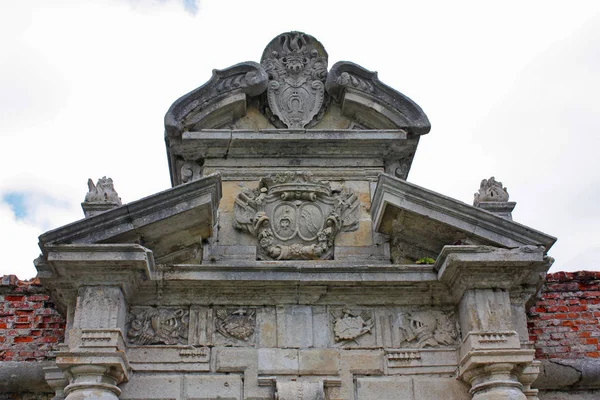 Podgoreckij entrada del castillo con pozo en la región de Lviv, Ucrania — Foto de Stock