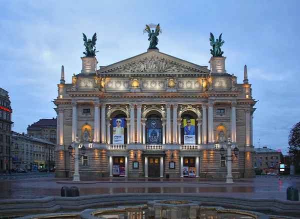 Lviv - 20 Ekim 2015. Opera ve bale Tiyatrosu Lviv, Ukrayna