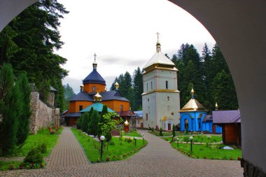 Manyava, Ukrayna köyünde Manastırı