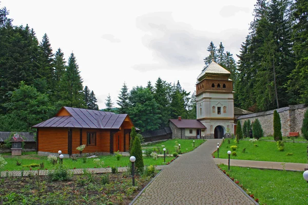 Klooster in het dorp van Manyava, Oekraïne — Stockfoto