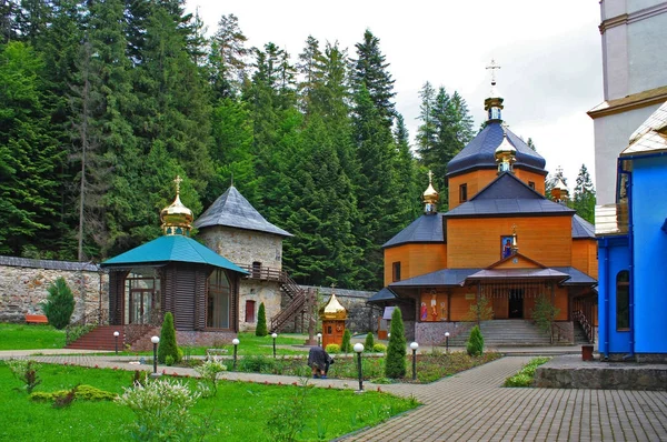 Klasztor w miejscowości Maniawski o wysokości, Ukraina — Zdjęcie stockowe