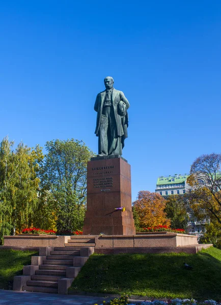 Monumento a Taras Shevchenko en Shevchenko Park, Kiev, Ucrania — Foto de Stock
