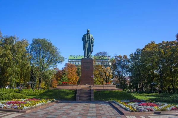 Monument till Taras Shevchenko i Shevchenko Park, Kiev, Ukraina — Stockfoto