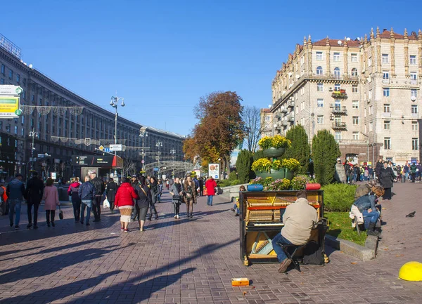 Kiev - 16 de outubro de 2017. Kreschatik Street em Kiev, Ucrânia — Fotografia de Stock