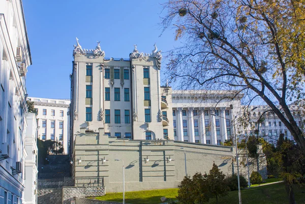 Casa con quimeras en Kiev, Ucrania — Foto de Stock