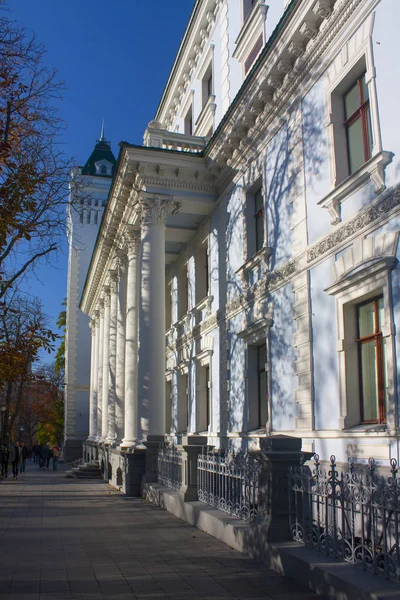 El antiguo edificio del Banco del Estado en la calle Institutskaya en Kiev, Ucrania —  Fotos de Stock
