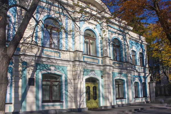 Krásný palác tiskové klubu vlády Ukrajiny (bývalá budova burzy, následně pozemní banka) na území Institutské ulice v Kyjevě, Ukrajina — Stock fotografie
