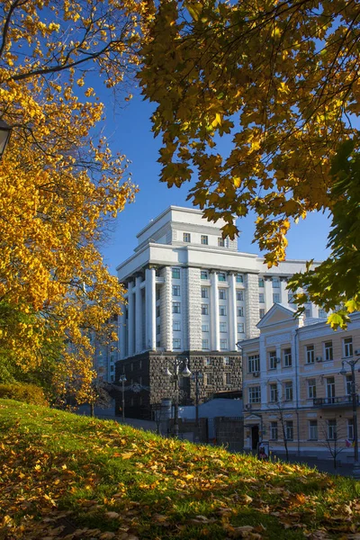 Das Gebäude der ukrainischen Regierung in Kiew — Stockfoto
