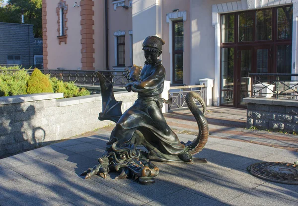 Скульптура Котыгорошко возле театра кукол в Киеве, Украина — стоковое фото