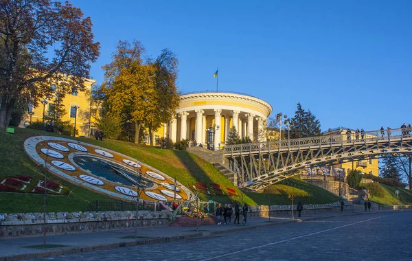 Жовтневий Палац є Міжнародний Центр культури і мистецтв, Київ — стокове фото