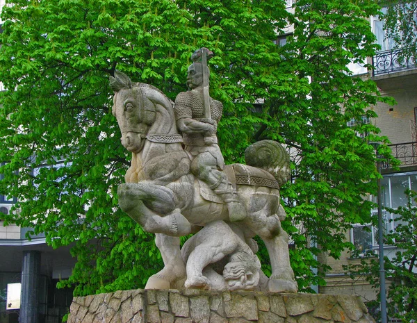 Памятник князю Святославу в Киеве, Украина — стоковое фото