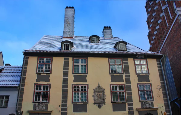 Altes Haus im historischen Zentrum (Altstadt) von Riga vor Weihnachten, Lettland — Stockfoto