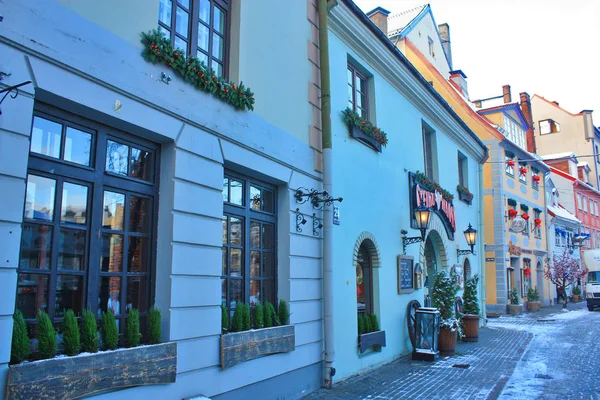Riga - 12 de dezembro de 2017. Centro histórico (Cidade Velha) de Riga antes do Natal, Letónia — Fotografia de Stock