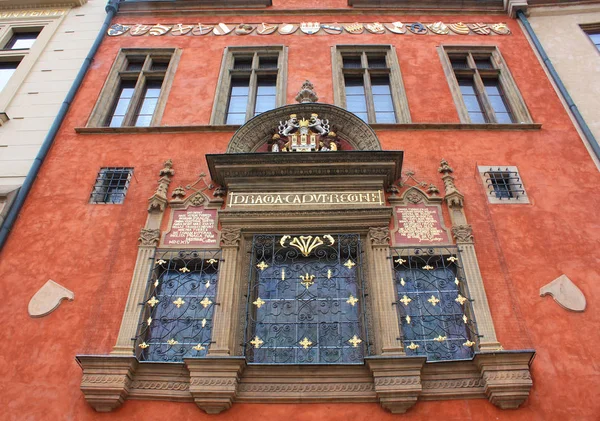 Fragment starých domů na Staroměstském náměstí v Praze, Česká republika — Stock fotografie