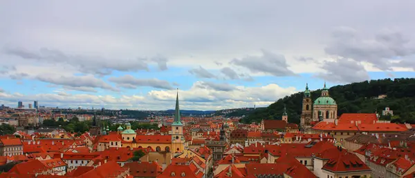 Панорама старого города с красными крышами в Праге, Чехия — стоковое фото