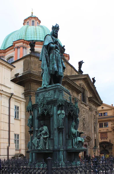 Charles (Roma İmparatoru ve Bohemya Kralı) beşinci Prag yakınındaki St Francis Kilisesi anıt — Stok fotoğraf