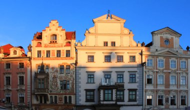 Prag eski güzel evler mavi gökyüzü