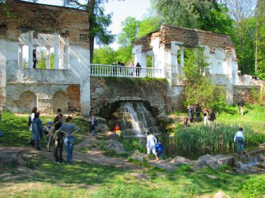 Belaya Tserkov, Ukrayna - 10 Mayıs 2009. Şelale Park Alexandria botanik bahçesi içinde