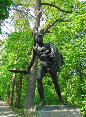 Ukrayna, Belaya Çerkov 'daki İskenderiye Parkı' nda kılıçlı savaşçı heykeli