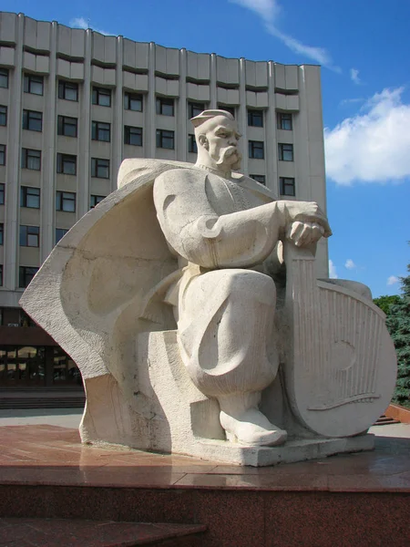 Beeldhouwkunst van een cymbalist voor het gebouw van de regionale overheid in Ivano-Frankivsk, Oekraïne — Stockfoto