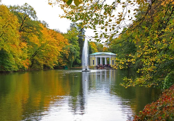Fontän av ormen i arboretum Sofiyivka. Arboretum i botaniska trädgården i Uman, Tjerkasy Region, Ukraina — Stockfoto