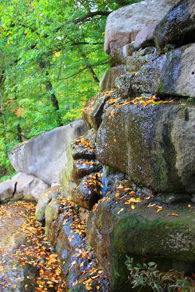 Stenarna av nationella dendrologiska parkera ”Sofiyivka” i Uman city, Ukraina — Stockfoto