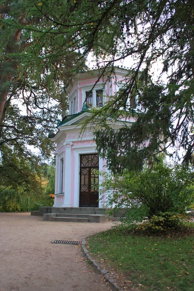 Der rosafarbene Pavillon im Sofijivka-Park. uman, ukraine — Stockfoto