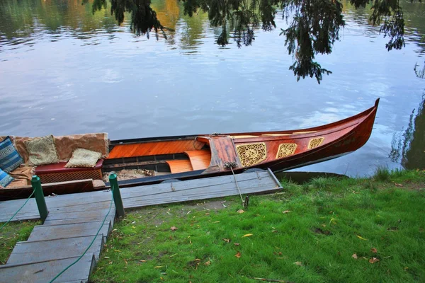 Góndola en el lago en el parque dendrológico nacional "Sofiyivka" en la ciudad de Uman, Ucrania — Foto de Stock