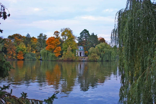 Övre dammen och rosa Pavilion i parken Sofiyivka. Uman, Ukraina — Stockfoto