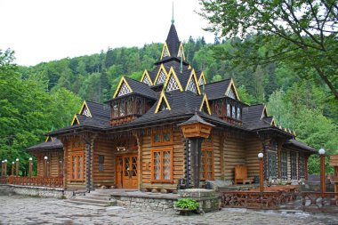 Yaremche - 10 Haziran 2015. Restoran Hutsulshchyna (ahşap çerçeve) Yaremche, Ukrayna