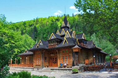 Yaremche - 10 Haziran 2015. Restoran Hutsulshchyna (ahşap çerçeve) Yaremche, Ukrayna