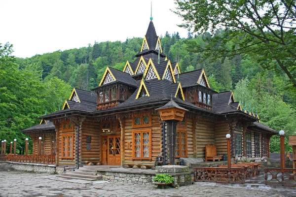 Yaremche - 10 de junho de 2015. Restaurante Hutsulshchyna (quadro de madeira) em Yaremche, Ucrânia — Fotografia de Stock