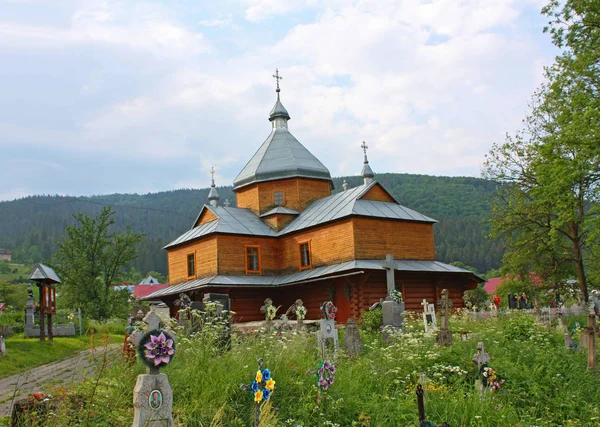Chiesa dell'Assunzione a Yaremche, Ucraina — Foto Stock