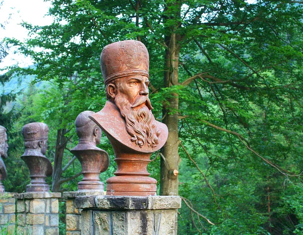 Bustos de los metropolitanos ucranianos cerca de la Iglesia de Pedro y Pablo (Museo Sheptytsky) en Yaremche, Ucrania —  Fotos de Stock