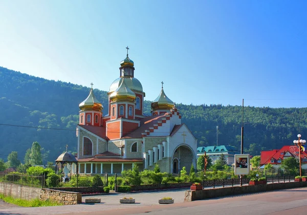 Kirche des Hl. Johannes des Täufers in Yaremche, Ukraine — Stockfoto
