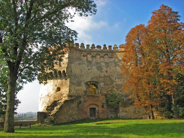 Torre redonda (nova) do castelo em Ostrog, Ucrânia — Fotografia de Stock