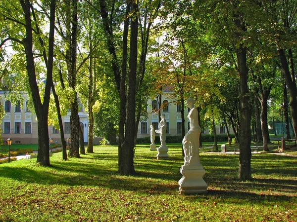 Ostrog - 10 September 2010. Park van de Ostrog Universiteit in Ostrog, Oekraïne — Stockfoto