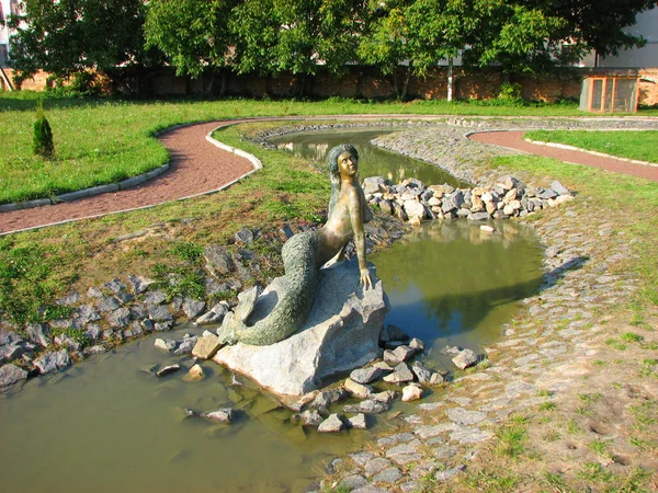 Ostrog - 10 September 2010. Sculptuur van mermaid op het grondgebied van de Ostrog Universiteit in Ostrog, Oekraïne — Stockfoto